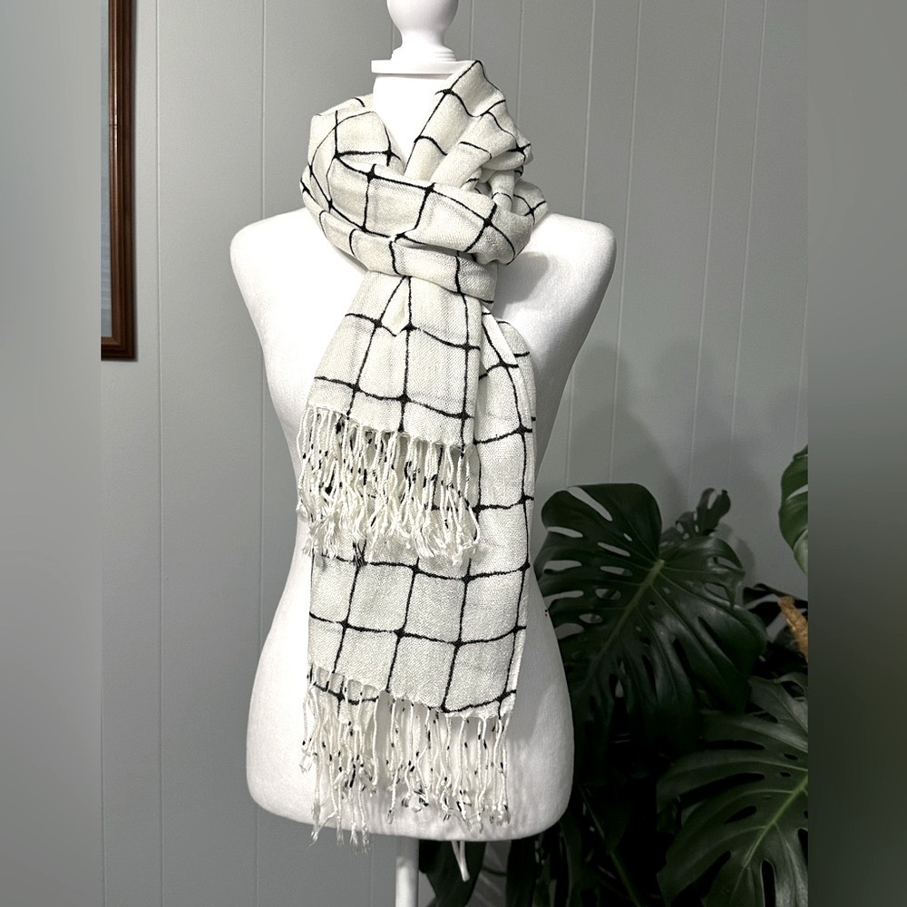 🛍️ Large  SOFT Scarf 🧣77 X 30 white with black great condition.
